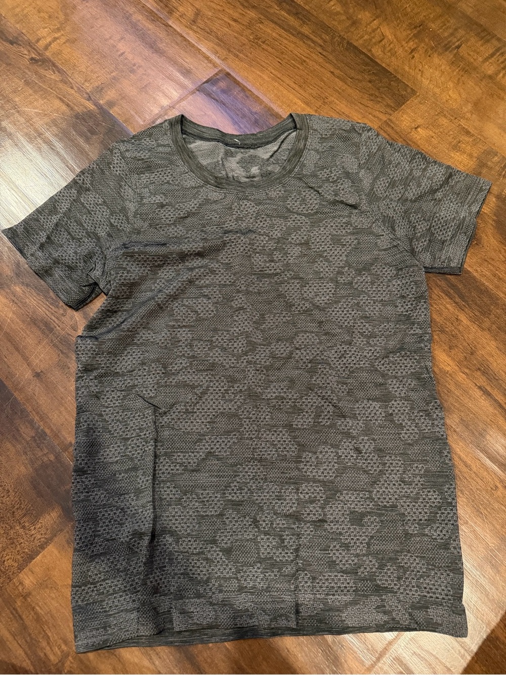 Women’s Gray & Black Patterned Short-Sleeve Crew Neck Shirt